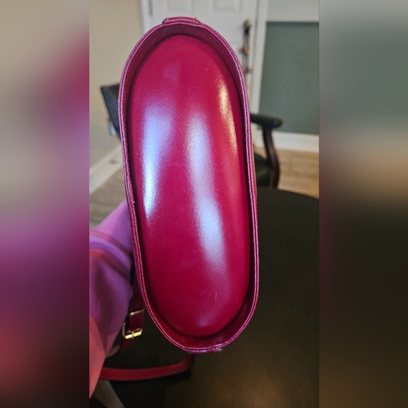 VINTAGE CRISTIAN Italian Cherry Red Genuine Leather shoulder bag. - Picture 9 of 14